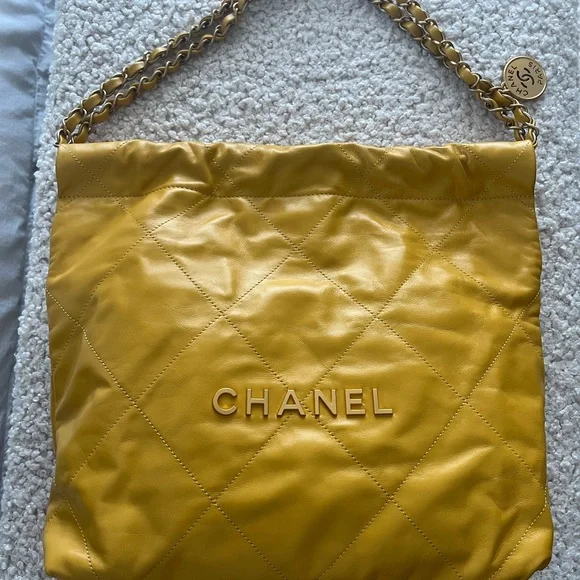 Chanel ‘22 Hobo - Yellow (size small) - Picture 1 of 7